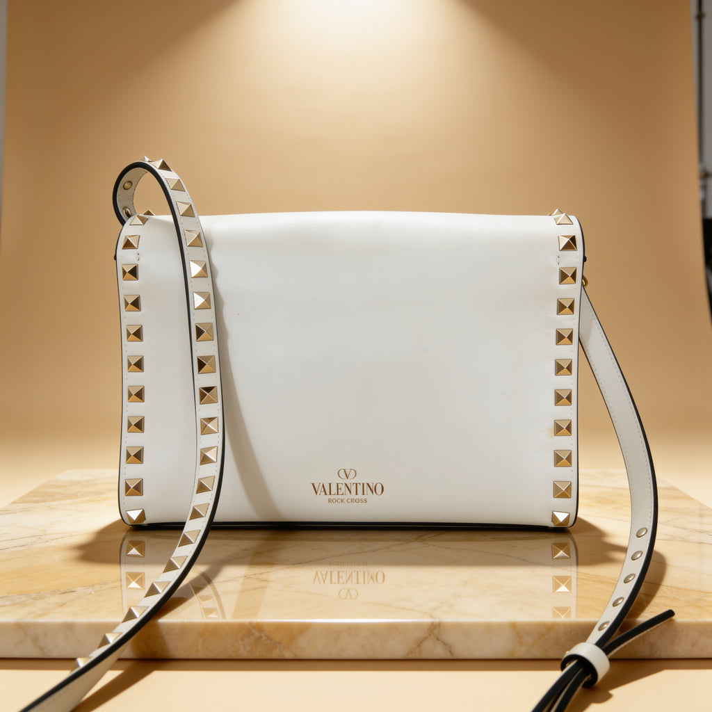 Eleganz in Weiß – Valentino Rockstud Schultertasche
