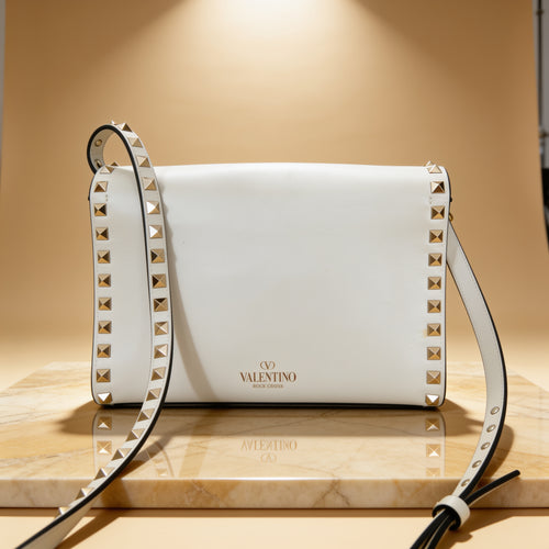 Eleganz in Weiß – Valentino Rockstud Schultertasche