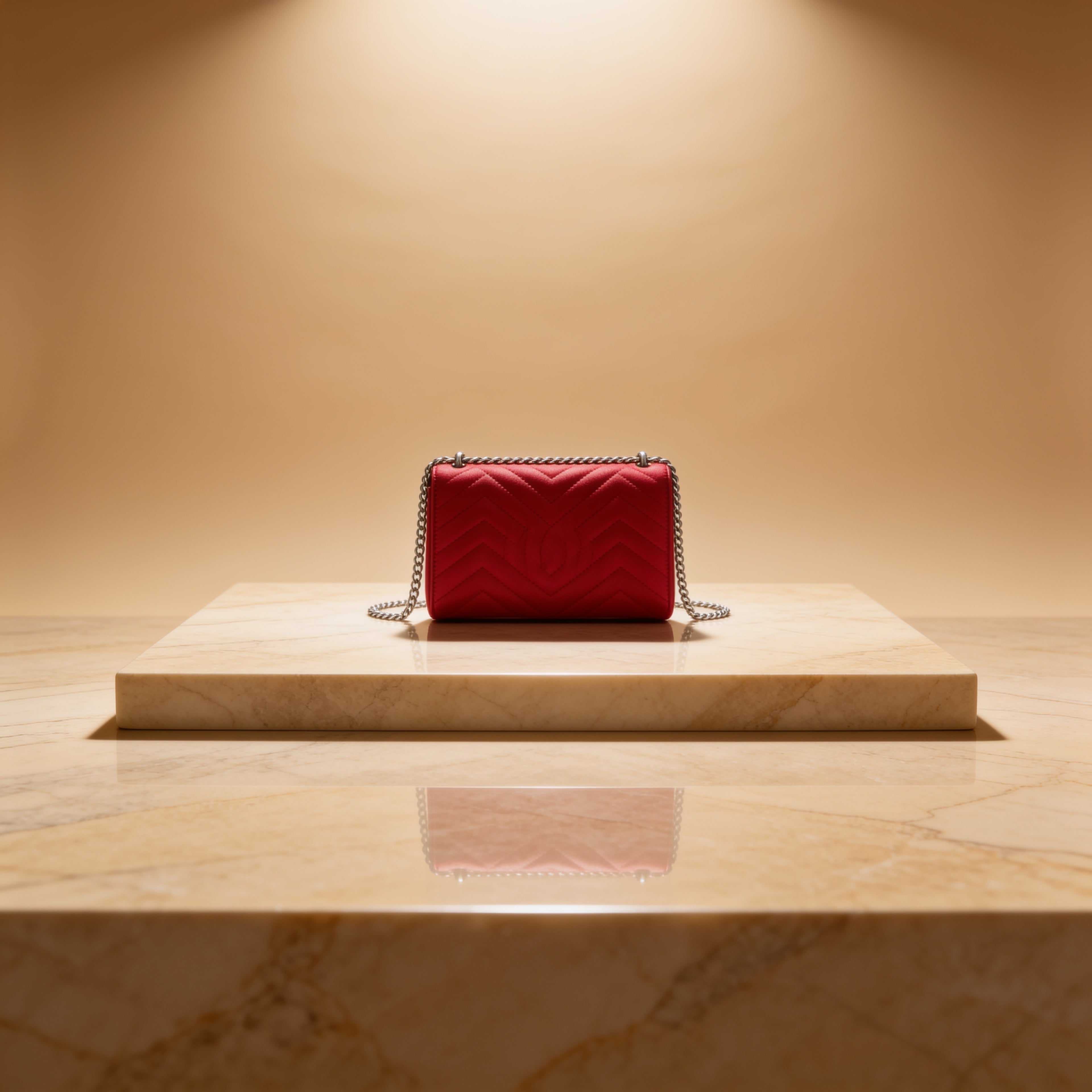 Gucci GG Marmont Schultertasche aus Samt – Bordeauxrot mit Goldkette